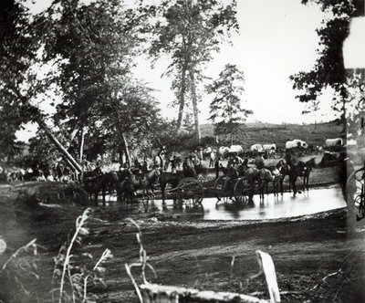 Batería federal cruzando un afluente del río Rappahannock en día de batalla, Cedar Mountain, Virginia, 9 de agosto de 1862 de American Photographer